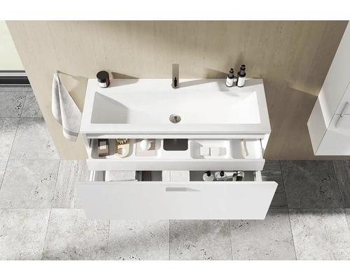 Umyvadlová skříňka se zásuvkami, koupelnové armatury a ručník