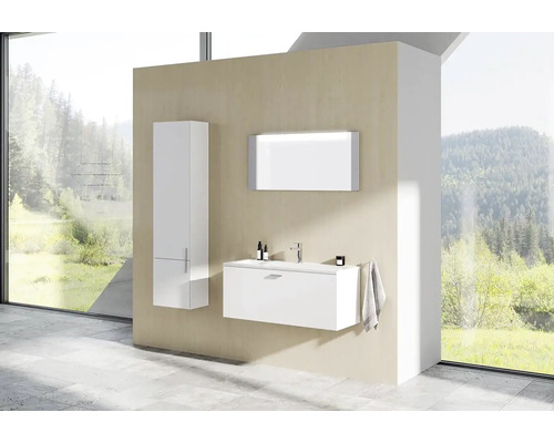 Moderní koupelna s umyvadlem, zrcadlovou skříňkou a vysokou skříňkou