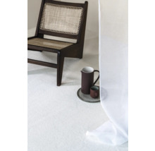 Scéna s dřevěnou židlí, džbánem, šálkem, podnosem a kobercem