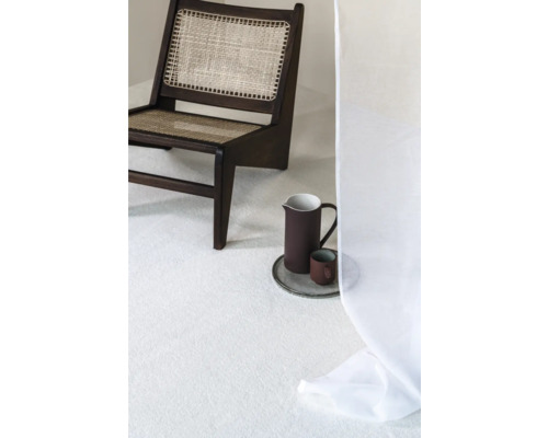 Scéna s dřevěnou židlí, džbánem, šálkem, podnosem a kobercem