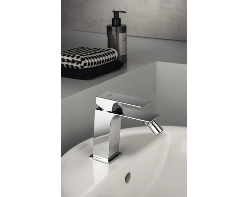 Bidetová baterie na umyvadle s ručníky a mýdlem