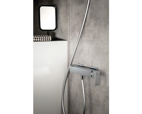 Snímek koupelny se sprchovou armaturou, zrcadlem a odkládací plochou