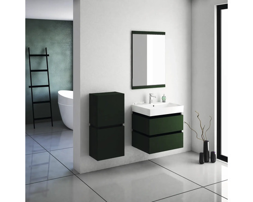 Moderní koupelna s umyvadlem, zrcadlem a policí