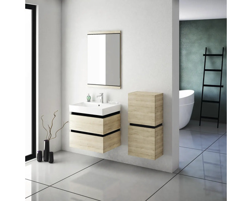 Moderní koupelna s umyvadlem, zrcadlem a vysokou skříňkou ve vzhledu dřeva