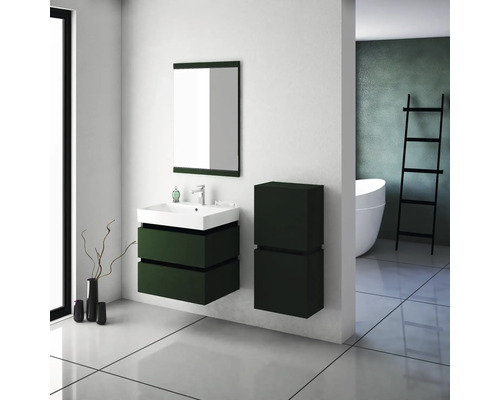 Moderní koupelna s umyvadlem, zrcadlem a vysokou skříní