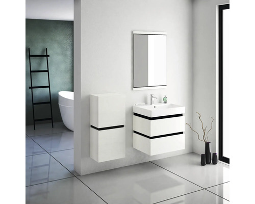 Světlá koupelna s umyvadlovou skříňkou, zrcadlovou skříňkou a vysokou skříňkou v moderním designu.