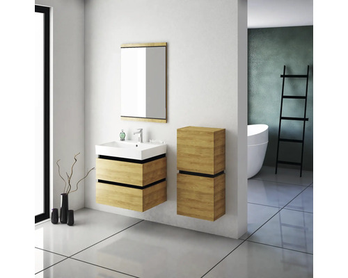 Moderní koupelna s umyvadlem, zrcadlovou skříňkou a vysokou skříňkou v dřevěném designu.