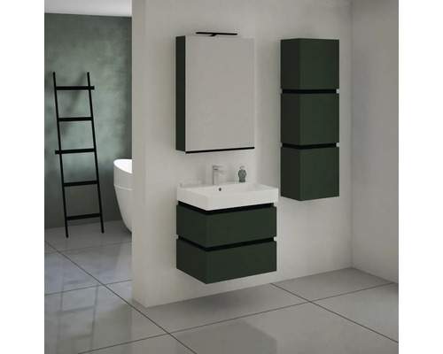 Pohled na koupelnu s umyvadlovou skříňkou, zrcadlovou skříňkou a závěsnou skříňkou