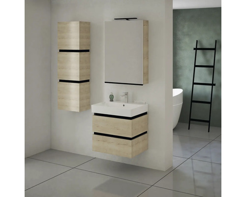 Koupelnová scéna s umyvadlovou skříňkou, zrcadlovou skříňkou a vysokou skříňkou ve světlém dřevěném designu