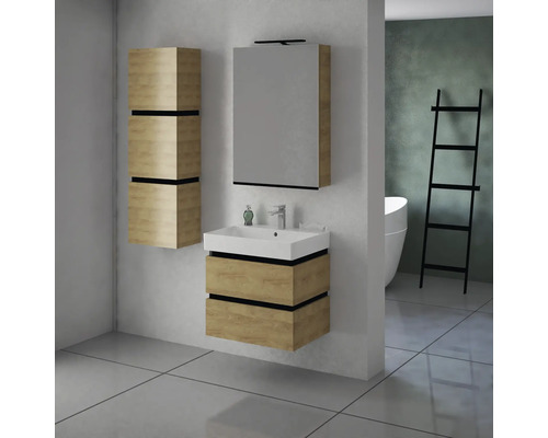 Koupelna s umyvadlem, zrcadlovou skříňkou a vysokou skříňkou