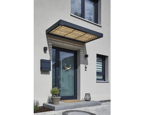 Vchodové dveře s přístřeškem, poštovní schránkou a dekorací na stěně domu