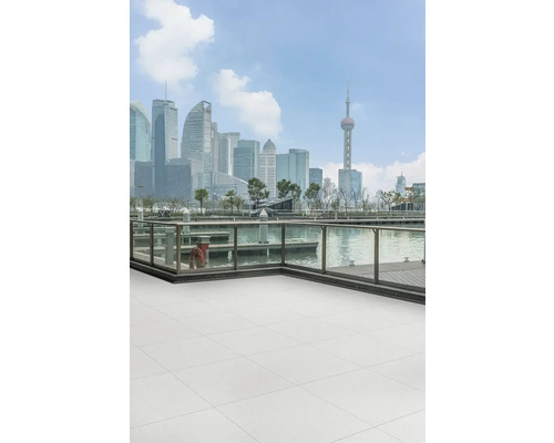 Pohled na panorama města s dlaždicemi v popředí.