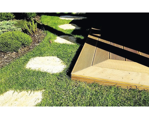 Zahradní scéna s trávníkem, cestou z kamenných desek a dřevěnou terasou