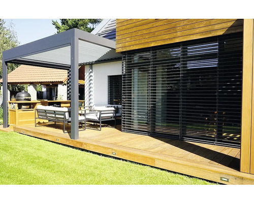 Terasa s lamelovou pergolou, posezením a zástěnou