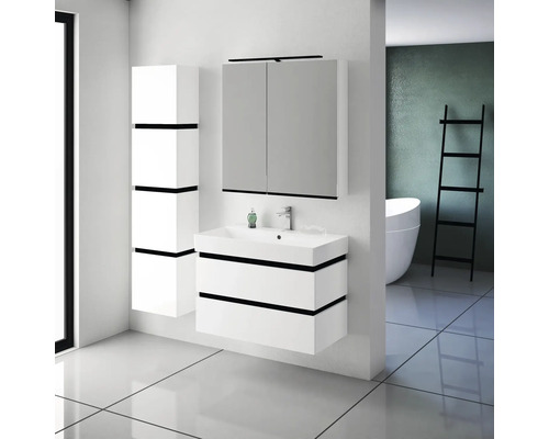 Moderní koupelna s bílým umyvadlem, zrcadlovou skříňkou a vysokou skříní.