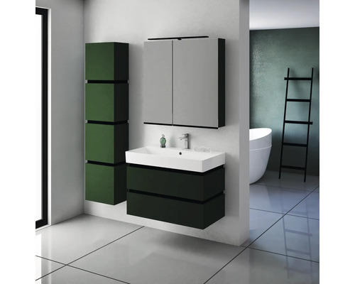 Moderní koupelna s umyvadlem, skříňkou pod umyvadlo, zrcadlovou skříňkou a vysokou skříňkou