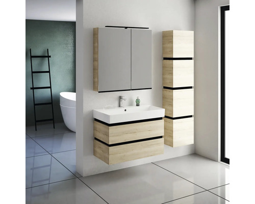 Koupelna s umyvadlem, zrcadlovou skříňkou a vysokou skříňkou ve vzhledu dřeva