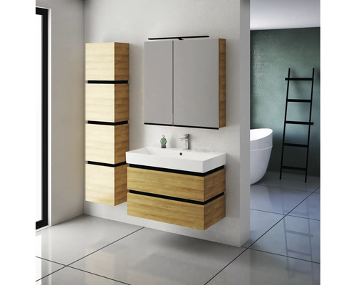 Koupelna s umyvadlem, zrcadlovou skříňkou a vysokou skříní ve světlém dřevěném dekoru