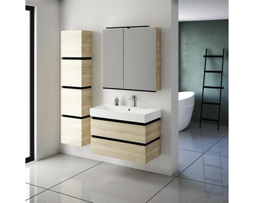 Koupelna s umyvadlem, zrcadlovou skříňkou a vysokou skříňkou ve světlém dřevěném dekoru