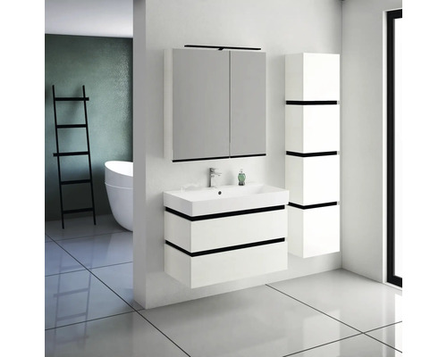 Moderní koupelna s umyvadlovou skříňkou, zrcadlovou skříňkou a vysokou skříňkou