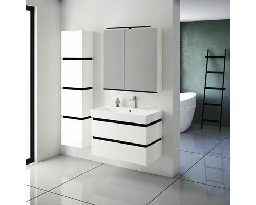 Moderní koupelna s umyvadlem, zrcadlovou skříňkou a vysokou skříní