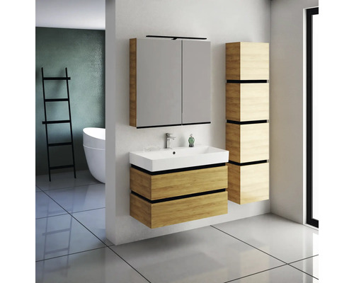 Koupelna s umyvadlem, zrcadlovou skříňkou a vysokou skříňkou ve světlém dřevěném designu