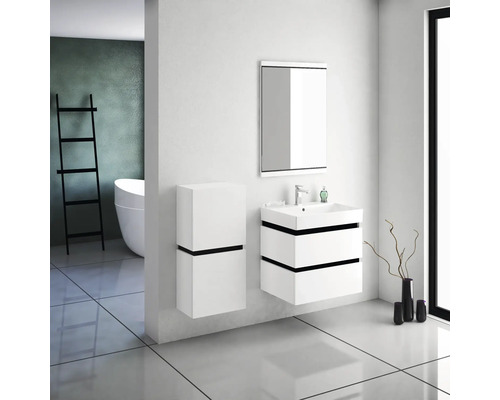 Moderní koupelna s bílým nábytkem, umyvadlem, zrcadlovou skříňkou a vanou