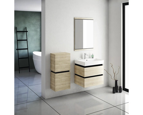 Moderní koupelna s umyvadlem, zrcadlem a regálem