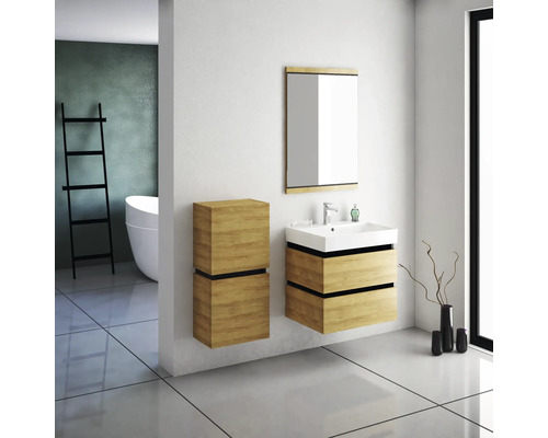 Koupelna s umyvadlem, zrcadlem a vysokou skříní ve vzhledu dřeva