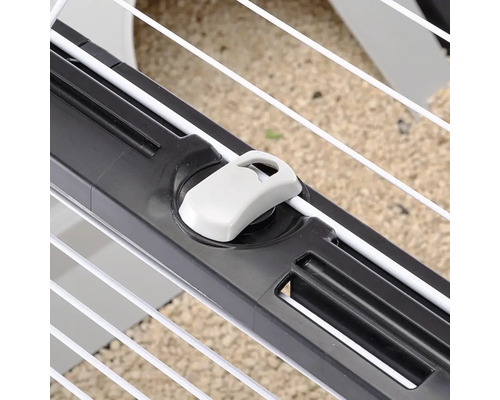 Detailní pohled na sušák na prádlo s aretačním mechanismem