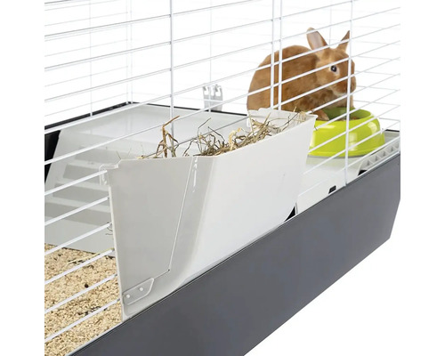 Detailní záběr králičí klece se zásobníkem na seno a miskou na krmivo