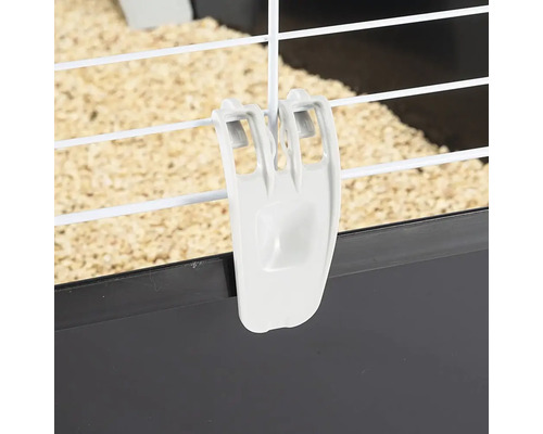 Detailní záběr spojovací spony pro malý výběh pro zvířata