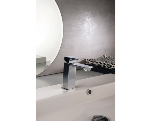 Umyvadlová baterie z kovu v koupelně