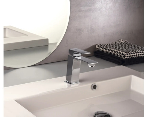 Umyvadlová baterie z kovu na umyvadle v koupelně