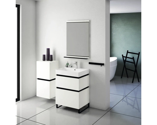 Koupelna s umyvadlovou skříňkou, zrcadlem, držákem na ručníky a dekorací