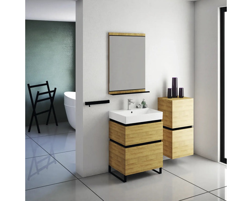 Moderní koupelna s umyvadlovou skříňkou, zrcadlem, držákem na ručníky a vanou v pozadí