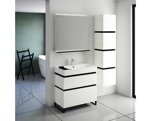 Koupelna s umyvadlem, zrcadlem a vysokou skříňkou ve světlém designu