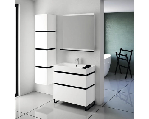 Moderní koupelna s umyvadlovou skříňkou, zrcadlovou skříňkou a vysokou skříňkou v bílé barvě s černými akcenty.