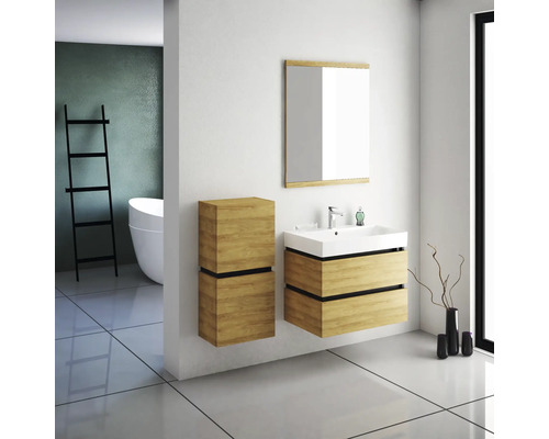 Moderní koupelna s umyvadlem, zrcadlovou skříňkou a regálem ve vzhledu dřeva