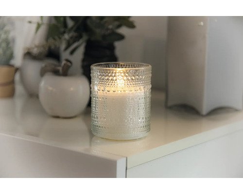 Dekorativní svíčka ve sklenici s puntíkovým vzorem