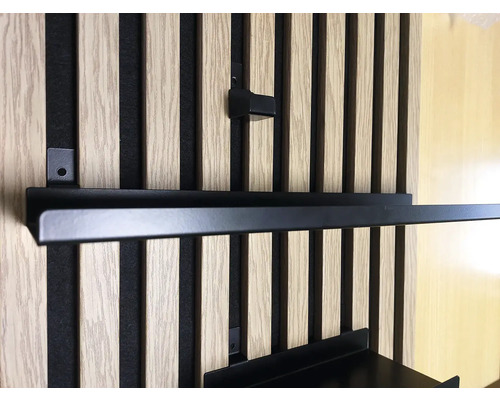 Detail nástěnného držáku s policí před lamelovou stěnou