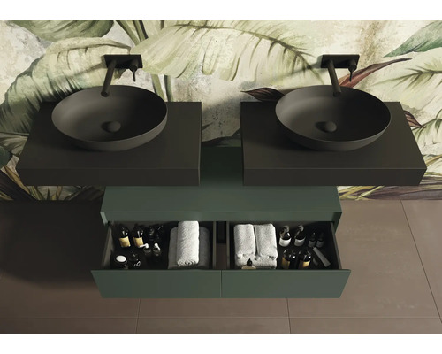 Koupelna s dvojitým umyvadlem, spodní skříňkou a tropickou tapetou