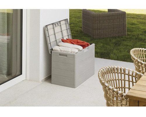 Otevřený plastový úložný box s polštáři na terase