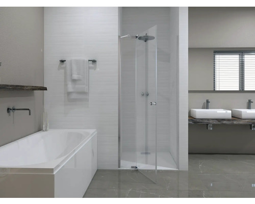 Světlá koupelna s vanou, sprchou a dvojitým umyvadlem