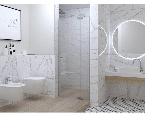 Moderní koupelna se sprchou, umyvadlem, zrcadlem a toaletou