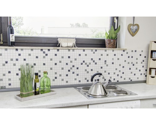 Kuchyňská scéna s mozaikovými obklady, konvicí a dekorací