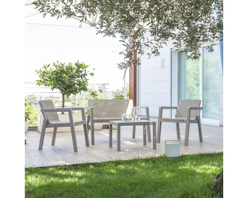 Sestava zahradního nábytku se dvěma židlemi, lavicí a stolem na terase