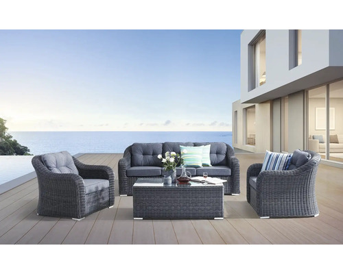 Zahradní nábytek se sedačkou, křesly a stolem na terase s výhledem na moře