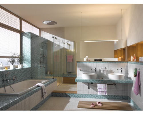 Koupelna s vanou, sprchou, umyvadlem a obklady