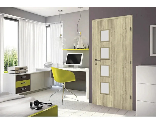 Interiérové dveře ze dřeva s obdélníkovými skleněnými výplněmi ve světlé místnosti